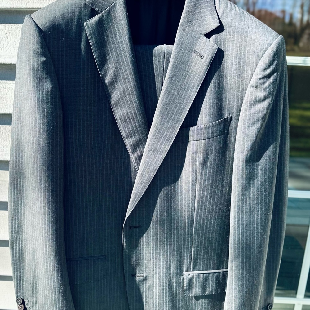 Ermenegildo Zegna MULTISEASON gray suit, subtle pinstripe, Notched Lapels, fit